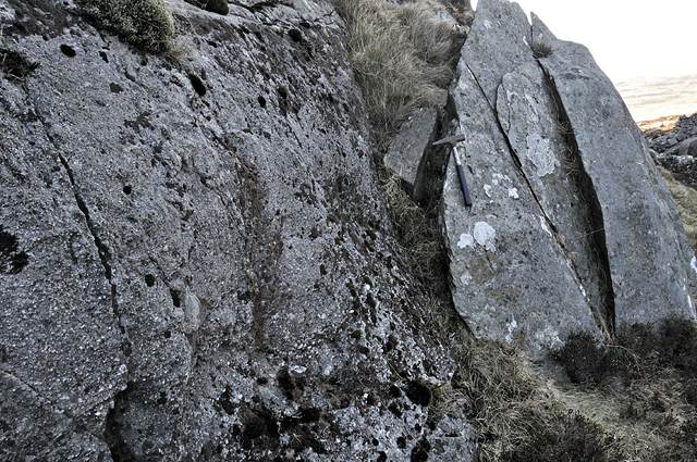 Dyke contact with pebbly sandstone, N Rhinogs