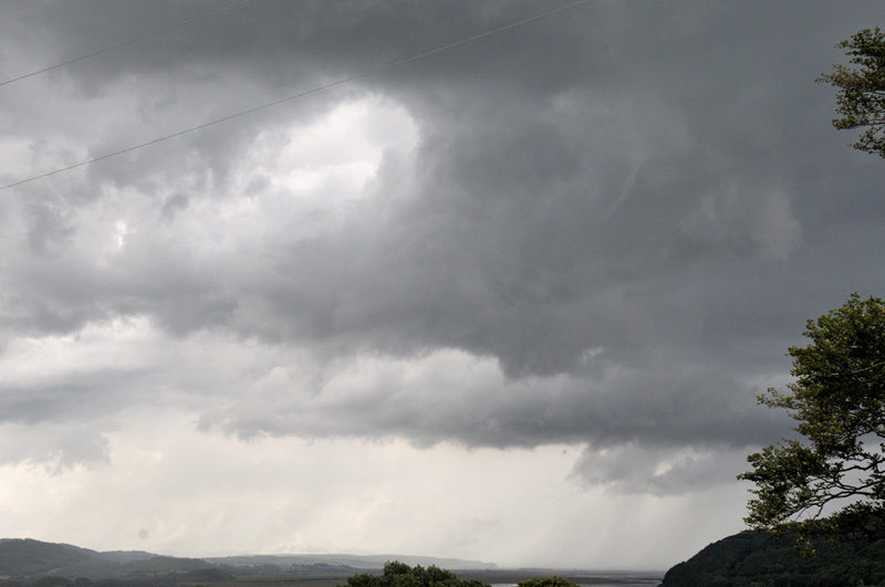 Funnel cloud develops