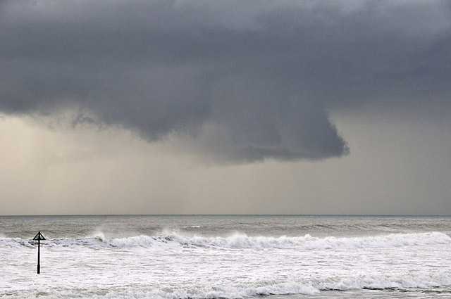 Close up of wall-cloud getting lower