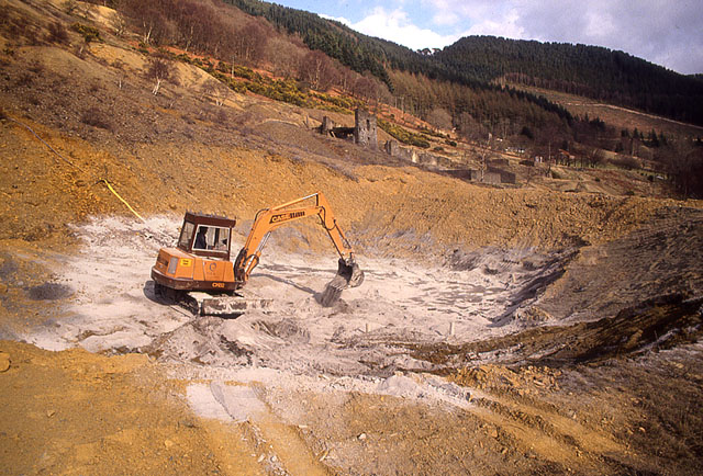 Spreading powdered limestone in the lagoon